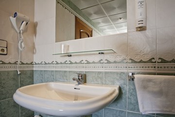 Bathroom sink