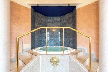 Indoor spa tub
