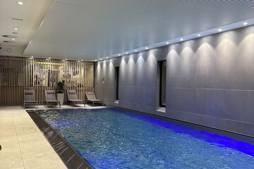 Indoor/outdoor pool