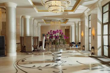 Lobby lounge