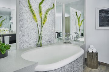 Deep soaking bathtub