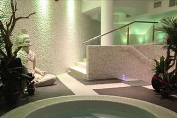 Indoor spa tub