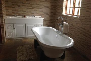 Deep soaking bathtub