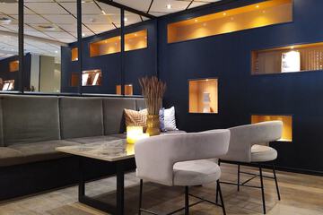 Lobby lounge