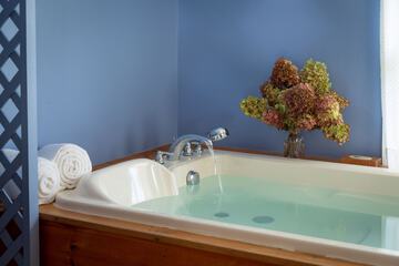 Jetted tub