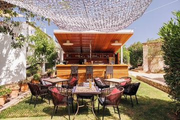 Poolside bar