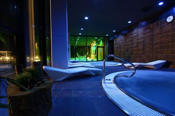 Indoor spa tub