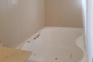 Jetted tub