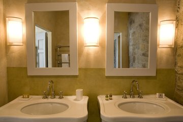 Bathroom sink