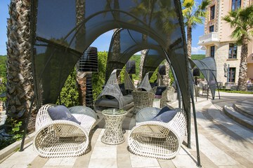Poolside bar