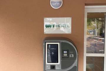 Check-in/check-out kiosk