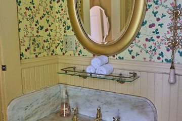 Bathroom sink