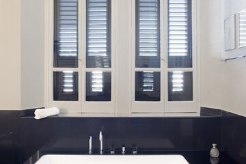 Deep soaking bathtub