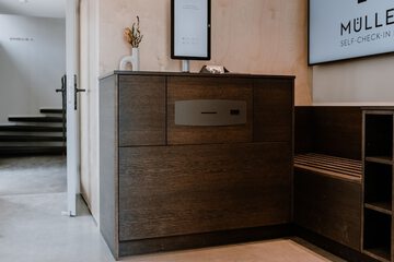 Check-in/check-out kiosk