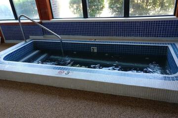Indoor spa tub