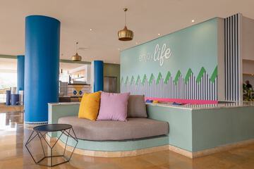 Lobby lounge