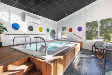Indoor spa tub