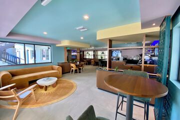 Lobby lounge