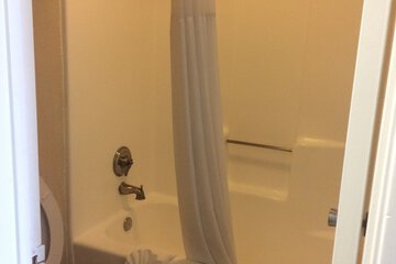 Deep soaking bathtub