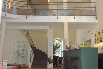 Lobby lounge