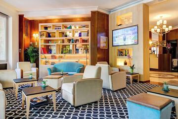 Lobby lounge