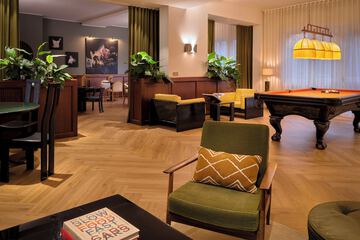 Lobby lounge