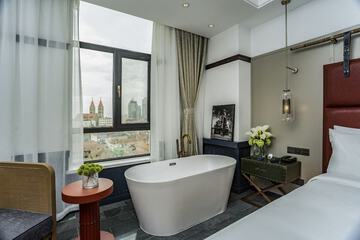 Deep soaking bathtub