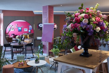 Lobby lounge