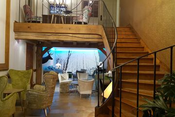 Lobby lounge