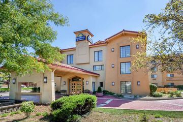 Days Inn & Suites by Wyndham Arlington Heights