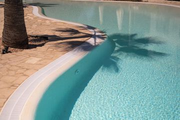 Indoor/outdoor pool