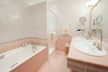 Deep soaking bathtub