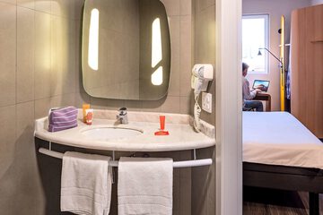Bathroom sink