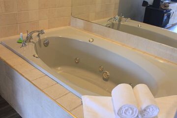 Jetted tub