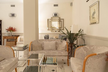 Lobby lounge
