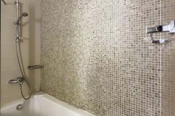 Deep soaking bathtub