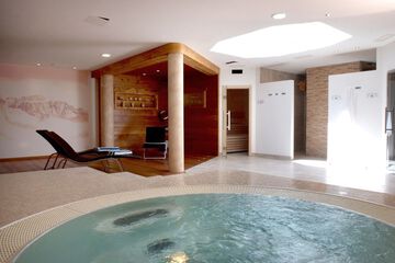 Indoor spa tub