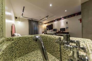 Deep soaking bathtub