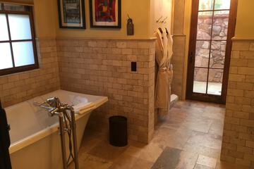 Deep soaking bathtub
