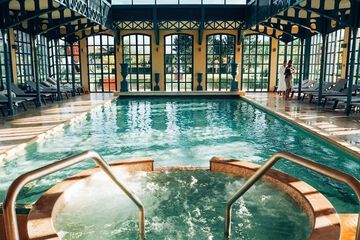 Indoor spa tub