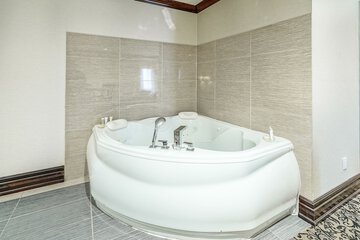 Private spa tub