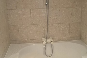 Deep soaking bathtub