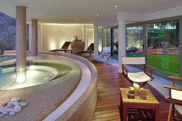 Indoor spa tub