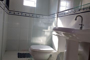 Deep soaking bathtub