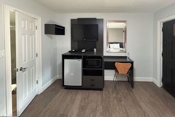 Room 6 of 10