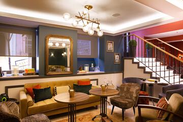 Lobby lounge