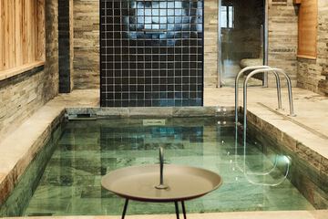 Indoor spa tub