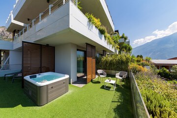 Private spa tub