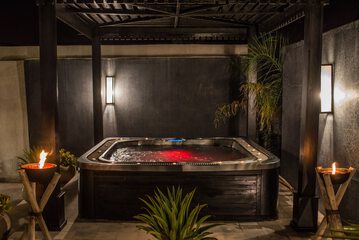 Outdoor spa tub