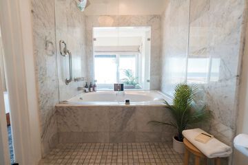 Deep soaking bathtub
